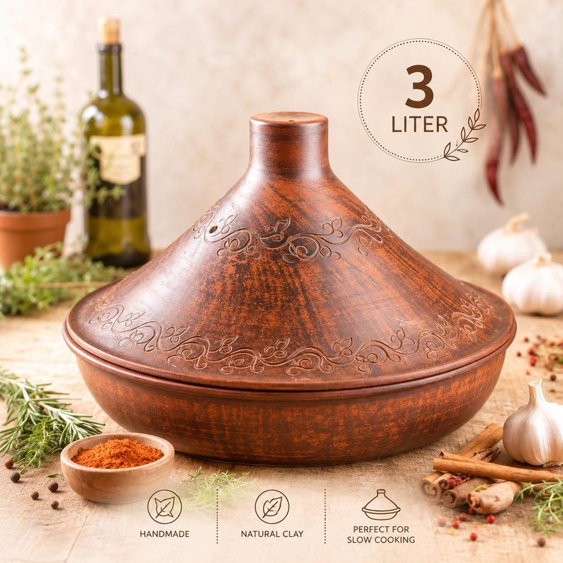 Puede incluir: Un tajine de arcilla marr&oacute;n con una tapa c&oacute;nica que presenta un patr&oacute;n de enredadera en relieve. La tapa est&aacute; marcada con 3 LITER. La base es ancha y circular. El texto en la imagen incluye HANDMADE, NATURAL CLAY y PERFECT FOR SLOW COOKING.