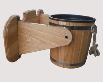Cubo basculante para sauna de 10 litros fabricado en madera de fresno con inserto de plástico – cubo cascada para sauna y baño.