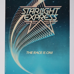 Peut inclure: Affiche de la comédie musicale "Starlight Express" avec un design d'étoile et de train. Le titre est dans une police stylisée avec un code couleur bleu et blanc. Le texte "THE RACE IS ON!" est en dessous.