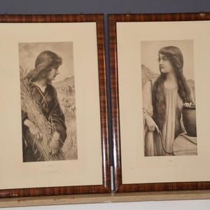 Könnte beinhalten: Zwei rechteckige gerahmte Drucke mit sepiafarbenen Illustrationen von Figuren in historischer Kleidung. Der linke Druck zeigt eine Figur mit Weizen, der rechte eine Figur mit einem Wassergefäß. Beide haben Rahmen aus dunklem Holz.