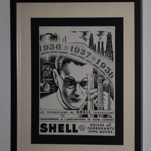 Könnte beinhalten: Ein gerahmtes schwarz-weißes Vintage-Werbeplakat mit einem Techniker mit Brille, der ein Reagenzglas hält. Der Text enthält 1936, 1937, 1938, HEURE APRES HEURE, JOUR APRES JOUR, ANNEE APRES ANNEE, LES TECHNICIENS DE SHELL TRAVAILLENT und SHELL.