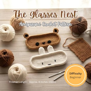 Puede incluir: Un patrón de ganchillo para un nido de gafas, con un diseño de oso marrón y conejo blanco. La longitud final es de aproximadamente 15 cm. La imagen incluye ovillos de lana, ganchillos y el texto "The glasses Nest" y "Amigurumi Crochet Pattern".