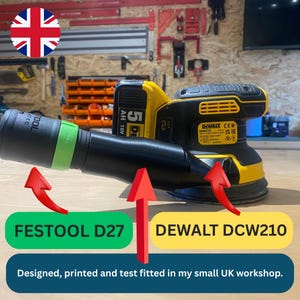 Puede incluir: Una lijadora DEWALT DCW210 amarilla y negra con un accesorio FESTOOL D27 negro. La lijadora tiene una batería de 18V. La imagen también incluye el texto "Diseñado, impreso y probado en mi pequeño taller del Reino Unido."