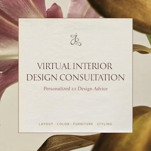 Puede incluir: Una tarjeta cuadrada con el texto "VIRTUAL INTERIOR DESIGN CONSULTATION" en una fuente serif. Debajo, se lee "Personalized 1:1 Design Advice". La tarjeta está sobre un fondo de elementos florales borrosos en tonos rosa y amarillo.
