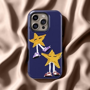 Può includere: Una custodia per telefono blu navy con due stelle gialle con le gambe, che indossano scarpe viola e rosse. Le stelle sono disegnate in uno stile stravagante, con un design giocoso e artistico.