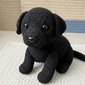 Padrão de crochê realista de um labrador preto em amigurumi