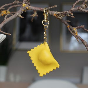 Llaveros de raviolis hechos de arcilla polimérica – mini pasta hecha a mano | Regalo para amantes de la pasta | pequeños carbohidratos.