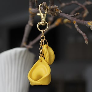 Tortellini Schlüsselanhänger mit Charm – handgemachte Mini Pasta aus Fimo | Geschenk für Pasta Liebhaber | tiny carbs.