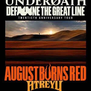 Könnte beinhalten: Ein Konzertplakat mit dem Text UNDERØATH DEFINE THE GREAT LINE TWENTIETH ANNIVERSARY TOUR in Weiß, einem zentralen Bild einer Wüstenlandschaft bei Sonnenuntergang und den Bandnamen AUGUST BURNS RED und ATREYU in Orange darunter.