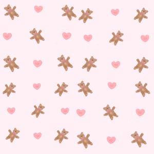 Op de afbeelding: Een herhalend patroon van bruine teddyberen met roze strikken en roze harten op een lichtroze achtergrond. De harten hebben de tekst "I love you". De beren staan in verschillende posities.