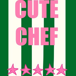 Op de afbeelding: Verticale groen-witte gestreepte achtergrond met de woorden "CUTE CHEF" in roze blokletters. Onder de tekst staan vijf roze sterren en de woorden "five stars" in een cursief lettertype.
