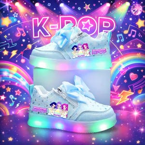 Puede incluir: Zapatillas K-Pop de color azul claro con luces LED. Los zapatos tienen un lazo en la leng&uuml;eta y una cremallera. El lateral del zapato presenta un gr&aacute;fico de tres chicas de dibujos animados. Las suelas de los zapatos se iluminan con un arco&iacute;ris de colores.