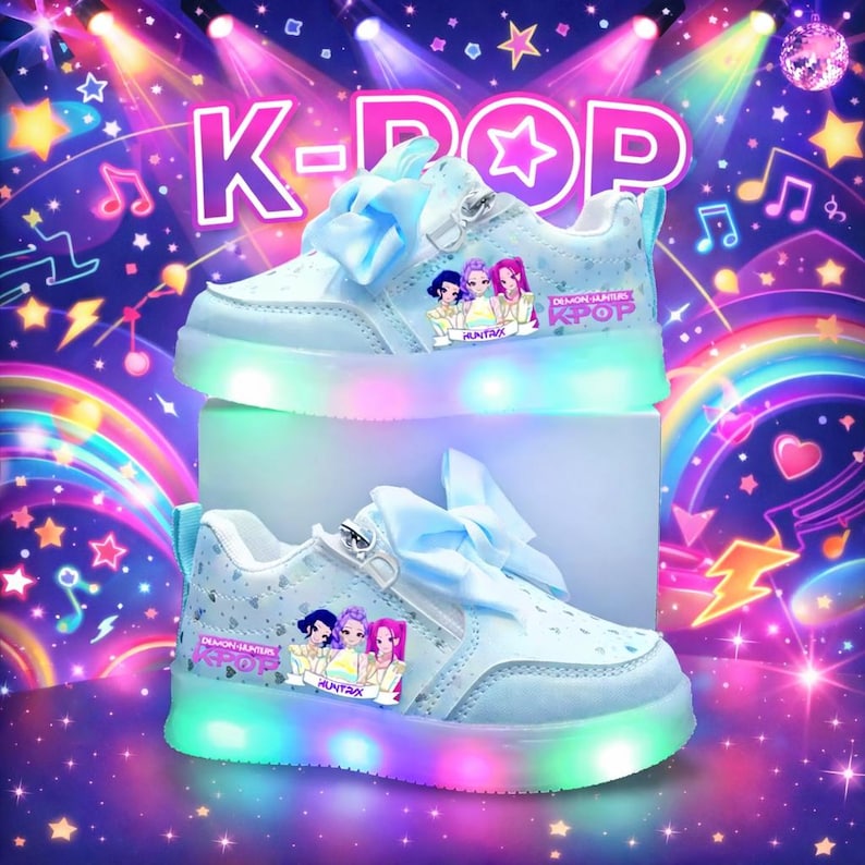Puede incluir: Zapatillas K-Pop de color azul claro con luces LED. Los zapatos tienen un lazo en la leng&uuml;eta y una cremallera. El lateral del zapato presenta un gr&aacute;fico de tres chicas de dibujos animados. Las suelas de los zapatos se iluminan con un arco&iacute;ris de colores.