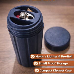 Può includere: Un porta-joint e accendino blu navy con un design cilindrico e un coperchio separato. Il testo "JOINT & LIGHTER HOLDER" è in alto. Progettato per la conservazione discreta e a prova di odore di un accendino e di articoli pre-rollati.