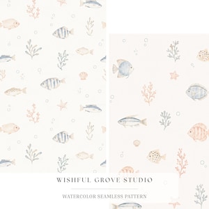 Könnte beinhalten: Ein nahtloses Muster mit Aquarellillustrationen von verschiedenen Fischen, Seesternen, Muscheln und Seetang in sanften Blau-, Pfirsich- und Beigetönen auf weißem Grund. Der Text WISHFUL GROVE STUDIO WATERCOLOR SEAMLESS PATTERN ist zentriert.