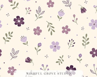Puede incluir: Un patrón continuo con varias flores moradas y lavanda, capullos y hojas verdes sobre un fondo crema. El texto WISHFUL GROVE STUDIO WATERCOLOR SEAMLESS PATTERN está centrado en un recuadro rectangular blanco en la parte inferior.