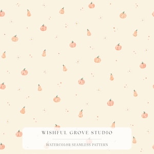 Può includere: Un motivo continuo con piccole zucche ad acquerello nei toni del pesca e dell'arancione, intervallate da minuscoli fiori bianchi e puntini arancioni su uno sfondo color crema pallido. Il testo WISHFUL GROVE STUDIO WATERCOLOR SEAMLESS PATTERN è centrato.