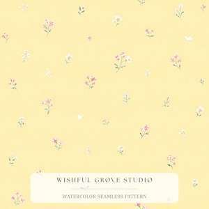 Puede incluir: Un fondo amarillo claro con un patrón repetitivo de pequeñas flores de acuarela en tonos rosa y blanco con tallos verdes. Una etiqueta rectangular blanca en la parte inferior muestra el texto WISHFUL GROVE STUDIO WATERCOLOR SEAMLESS PATTERN.