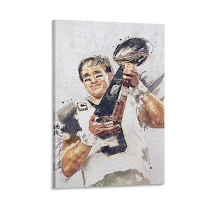Könnte beinhalten: Aquarell-Druck eines Footballspielers, der eine Trophäe hält. Der Spieler trägt ein weißes Trikot mit der Nummer 9 und schwarzer Augenfarbe. Die Trophäe ist silber und braun. Der Hintergrund hat Aquarellfarbspritzer.