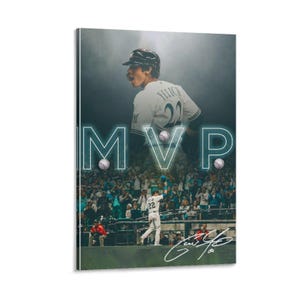 Peut inclure: Impression d'art mural sur le thème du baseball, représentant un joueur en uniforme blanc avec le numéro 22. Le mot "MVP" est affiché en bleu néon, avec des balles de baseball intégrées. L'image capture un moment d'action sur le terrain.