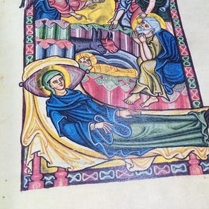 Może przedstawiać: Strona z iluminowanego manuskryptu przedstawiająca scenę religijną. Dzieło sztuki przedstawia postacie w kolorze niebieskim, czerwonym i złotym, w tym anioła, osobę w ł&oacute;żku i inne postacie. Styl przypomina sztukę średniowieczną.