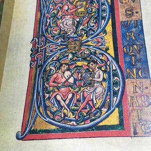 Może przedstawiać: Strona z iluminowanego manuskryptu z dużą, ozdobną literą początkową &bdquo;B&rdquo;. Litera zawiera ilustracje postaci grających na instrumentach, osadzone w skomplikowanych wzorach kwiatowych i liściastych, w żywych kolorach.