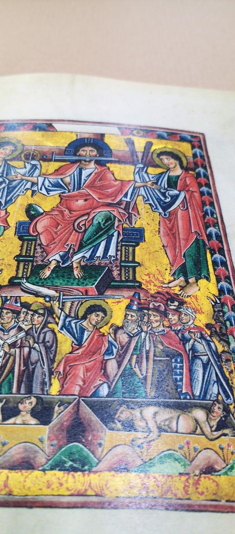 Może przedstawiać: Strona z iluminowanego manuskryptu z sceną religijną. Postacie w czerwonych, niebieskich i zielonych szatach z aureolami na złotym tle. Dzieło sztuki zawiera szczeg&oacute;łowe ilustracje i styl historyczny.