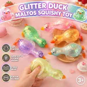 Può includere: Una collezione di giocattoli squishy a forma di anatra glitterata colorata. Le anatre sono nei toni del rosa, verde, viola, giallo e blu, con becco e zampe arancioni. L'immagine include il testo "Glitter Duck Maltos Squishy Toy", "Fun Play", "Super Soft & Ice-Skin Squishy", "Stress Relief" e "Fun for All Ages".