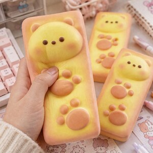 Può includere: Un set di tre tazze in ceramica con finitura opaca e macchiettata. Le tazze sono nei toni del crema, grigio chiaro e grigio scuro. Ogni tazza ha un design semplice e minimalista.