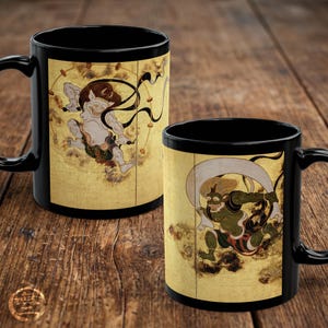 Taza de cerámica negra Fujin y Raijin 11oz - Tawaraya Sotatsu Arte tradicional japonés | RHC MU-NI Japón