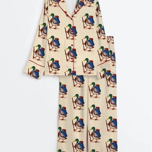 Pu&ograve; includere: Un set di tre tazze in ceramica con finitura opaca e macchiettata. Le tazze sono nei toni del crema, grigio chiaro e grigio scuro. Ogni tazza ha un design semplice e minimalista e un manico arrotondato.