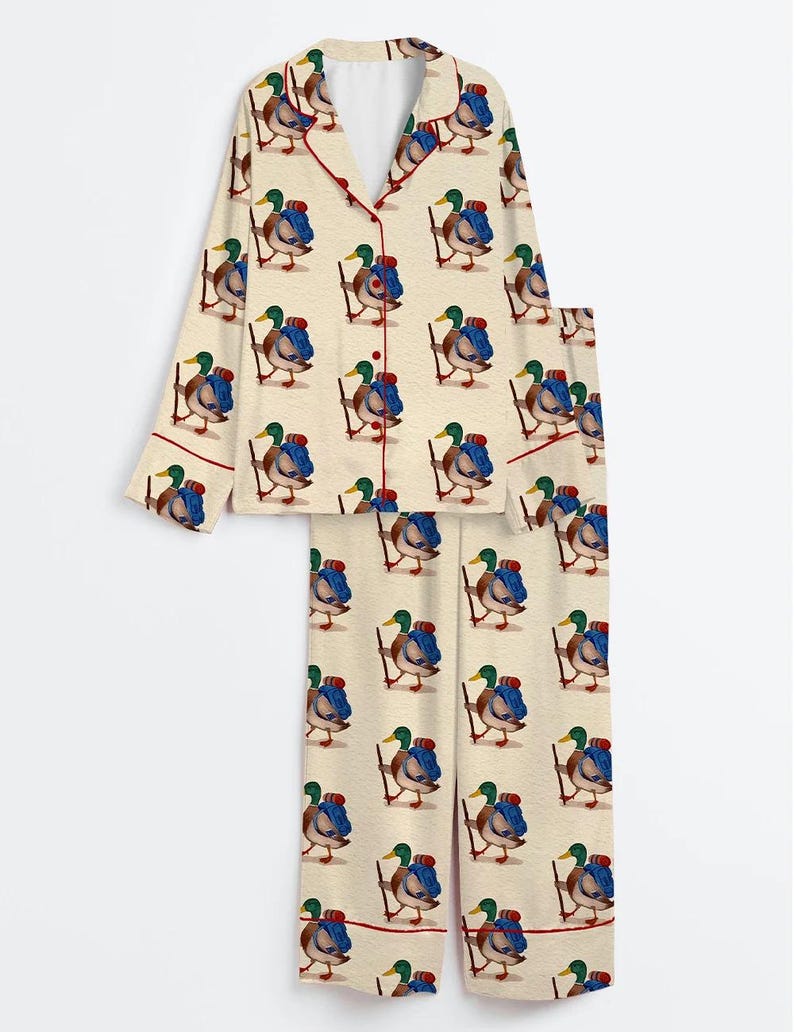 Pu&ograve; includere: Un set di tre tazze in ceramica con finitura opaca e macchiettata. Le tazze sono nei toni del crema, grigio chiaro e grigio scuro. Ogni tazza ha un design semplice e minimalista e un manico arrotondato.