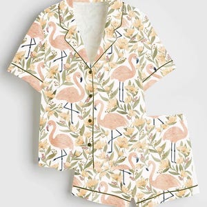 Flamingos Floral Long Sleeve Satin Pajama Set, Tropical Flower Luxury Loungewear, Silk Feel Flamingo Print PJS, Bridesmaid Gift Set Bild 1
