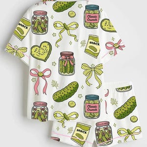 K&ouml;nnte beinhalten: Rustikales Holzschild mit dem Text "Welcome to our home" in wei&szlig;er Schrift. Das Schild hat eine Used-Optik und ein schlichtes, einladendes Design, ideal f&uuml;r die Eingangsbereichsdekoration.