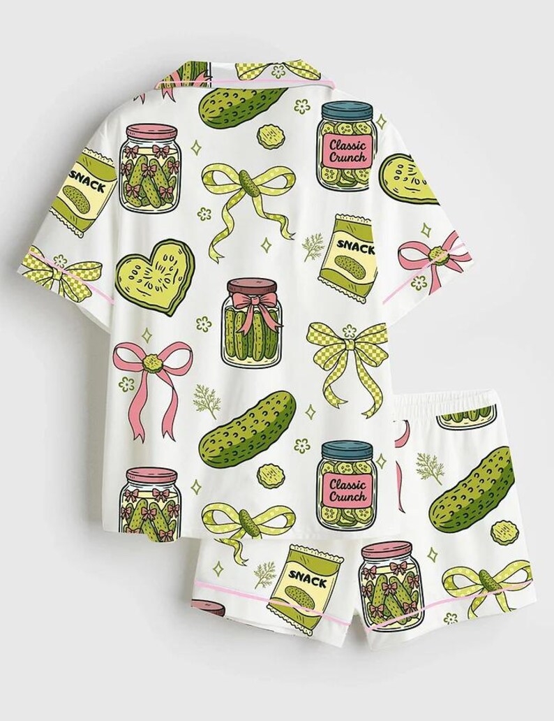 K&ouml;nnte beinhalten: Rustikales Holzschild mit dem Text "Welcome to our home" in wei&szlig;er Schrift. Das Schild hat eine Used-Optik und ein schlichtes, einladendes Design, ideal f&uuml;r die Eingangsbereichsdekoration.