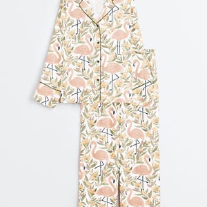 Flamingos Floral Long Sleeve Satin Pajama Set, Tropical Flower Luxury Loungewear, Silk Feel Flamingo Print PJS, Bridesmaid Gift Set Bild 3