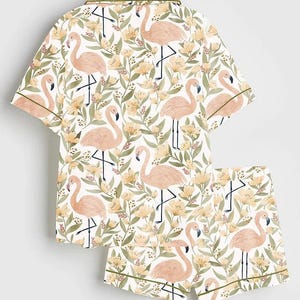 K&ouml;nnte beinhalten: Rustikales Holzschild mit dem Text "Welcome to our home" in wei&szlig;er Schrift. Das Schild hat eine Used-Optik und ein schlichtes, einladendes Design.