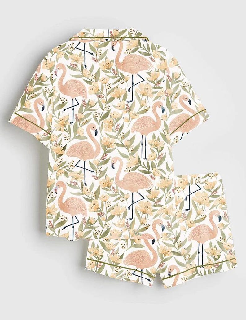 K&ouml;nnte beinhalten: Rustikales Holzschild mit dem Text "Welcome to our home" in wei&szlig;er Schrift. Das Schild hat eine Used-Optik und ein schlichtes, einladendes Design.