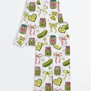 K&ouml;nnte beinhalten: Ein Set aus drei Keramikbechern mit gesprenkelter, matter Oberfl&auml;che. Die Becher sind in Creme-, Hellgrau- und Dunkelgraut&ouml;nen gehalten. Jeder Becher hat ein schlichtes, minimalistisches Design.