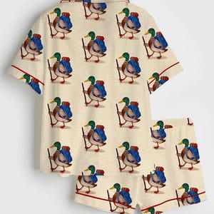 Pu&ograve; includere: Un cartello in legno rustico con la scritta "Welcome to our home" in lettere bianche. Il cartello presenta una finitura invecchiata e un design semplice e invitante, perfetto per l'arredamento della porta d'ingresso.