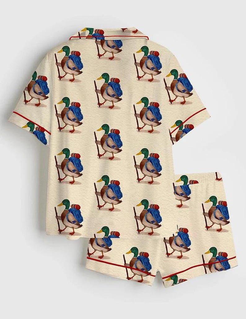 Pu&ograve; includere: Un cartello in legno rustico con la scritta "Welcome to our home" in lettere bianche. Il cartello presenta una finitura invecchiata e un design semplice e invitante, perfetto per l'arredamento della porta d'ingresso.