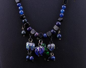 Collier de perles d'opale noire d'Éthiopie et de pierres précieuses naturelles avec des perles de travail de lampe