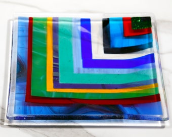 Plato cuadrado de vidrio fundido multicolor de 9"