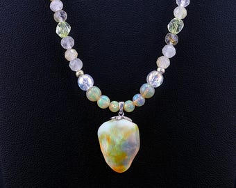 Pendentif en opale d'Éthiopie naturelle de 27 carats et collier de perles multi-pierres précieuses