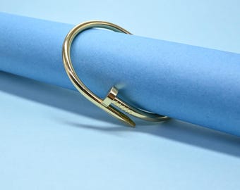Bracciale rigido in oro massiccio 14 carati, aperto, impilabile, dal design minimalista.