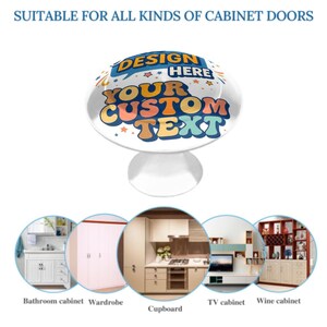 Pode incluir: Um puxador de armário transparente com um design colorido que diz "DESIGN HERE YOUR CUSTOM TEXT". O puxador é adequado para todos os tipos de portas de armário, incluindo armários de banheiro, guarda-roupas, armários, armários de TV e adegas.