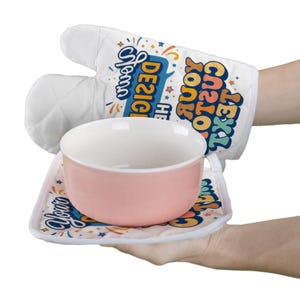 Puede incluir: Un guante de cocina blanco y un salvamanteles a juego con el texto "Your Custom Text Here" en un diseño retro. Un cuenco rosa se encuentra sobre el salvamanteles. El guante de cocina y el salvamanteles son sostenidos por una persona.
