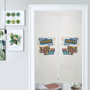 Könnte beinhalten: Ein weißer Türvorhang mit dem Text "Your Design Here" und "Your Custom Text" in farbenfrohen Buchstaben. Der Vorhang ist in der Mitte geteilt und hängt in einem Türrahmen. Dekorative Kunstwerke sind an der Wand zu sehen.