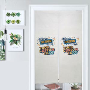 Può includere: Tenda da porta bianco sporco con il testo "Your Design Here" e "Your Custom Text" in lettere colorate. La tenda è appesa in un telaio di porta bianco, con arte botanica incorniciata sulla parete.