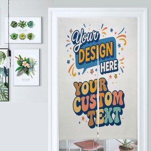 Könnte beinhalten: Ein individueller Türvorhang mit dem Text "Your Design Here" und "Your Custom Text" in einem Retro-Schriftstil. Der Vorhang ist weiß mit bunten Akzenten und hängt in einem Türrahmen. Dekorative Wandkunst ist im Hintergrund zu sehen.